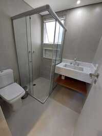 5 suites, piscina y sauna en condominio. Juquehy. A 150 metros de la playa.