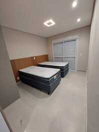 5 suites, piscina y sauna en condominio. Juquehy. A 150 metros de la playa.