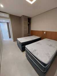 5 suites, piscina y sauna en condominio. Juquehy. A 150 metros de la playa.