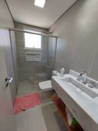 5 suites, piscina y sauna en condominio. Juquehy. A 150 metros de la playa.