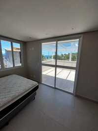 5 suites, piscina y sauna en condominio. Juquehy. A 150 metros de la playa.