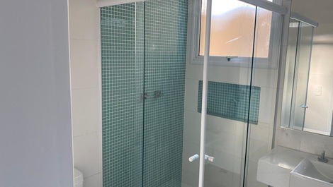 5 suites, piscina y sauna en condominio. Juquehy. A 150 metros de la playa.