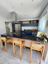 5 suites, piscina y sauna en condominio. Juquehy. A 150 metros de la playa.