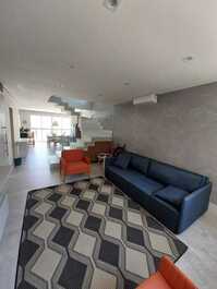 5 suites, piscina y sauna en condominio. Juquehy. A 150 metros de la playa.