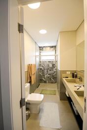 Em condomínio na Baleia, 5 suítes, piscina privativa, churrasqueira.