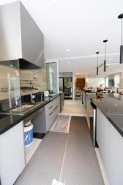 Em condomínio na Baleia, 5 suítes, piscina privativa, churrasqueira.