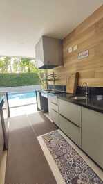 Em condomínio na Baleia, 5 suítes, piscina privativa, churrasqueira.