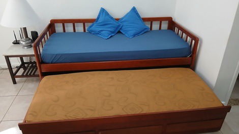 Sofá bicama bibox com dois colchões na sala.