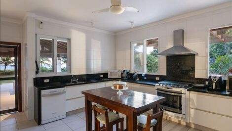 Casa frente ao mar na Praia de Guaecá