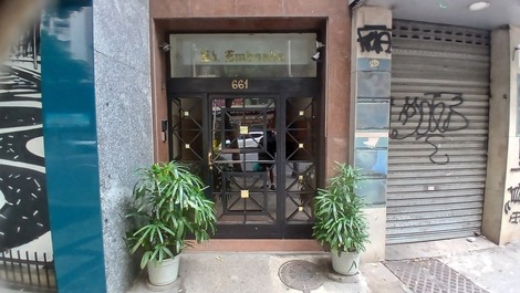 Entrada da portaria social do prédio.