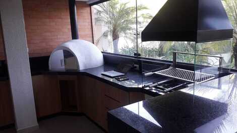 Lindo apto. 2 dor. churras. na varanda e linda vista para mar