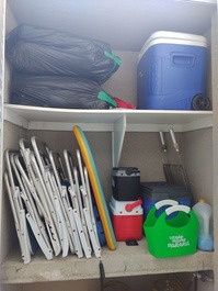 Cadeiras , guarda sol cooler e carinho de cadeiras