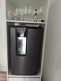 Cervejeira ,taças de vinho e espumante 