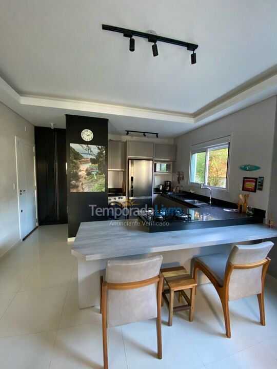 Apartamento para aluguel de temporada em Governador Celso Ramos (Praia de Palmas)