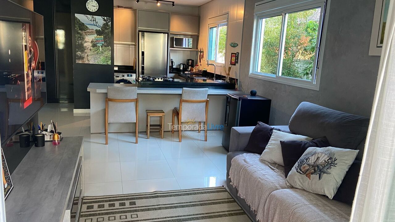 Apartamento para aluguel de temporada em Governador Celso Ramos (Praia de Palmas)