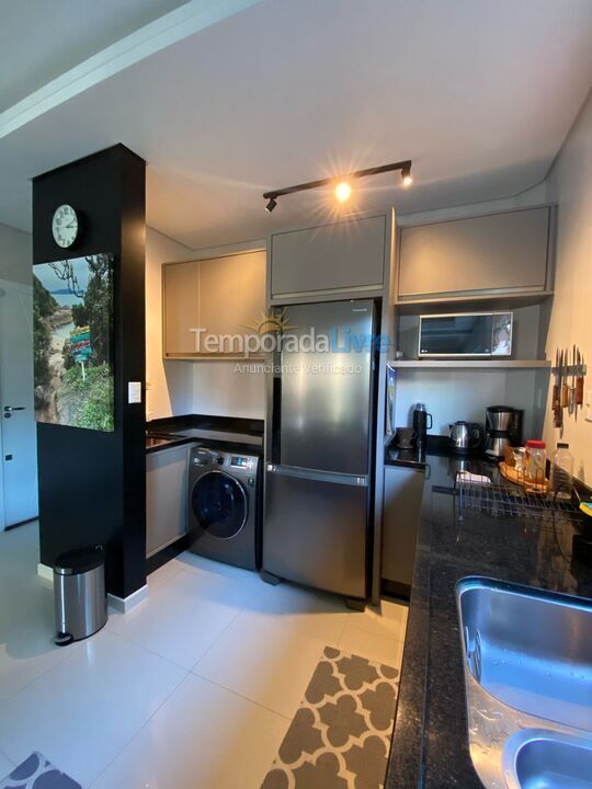 Apartamento para aluguel de temporada em Governador Celso Ramos (Praia de Palmas)