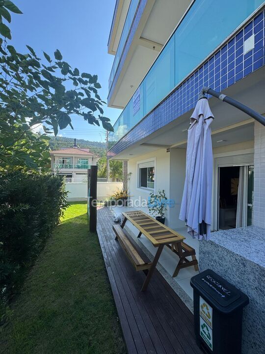 Apartamento para aluguel de temporada em Governador Celso Ramos (Praia de Palmas)