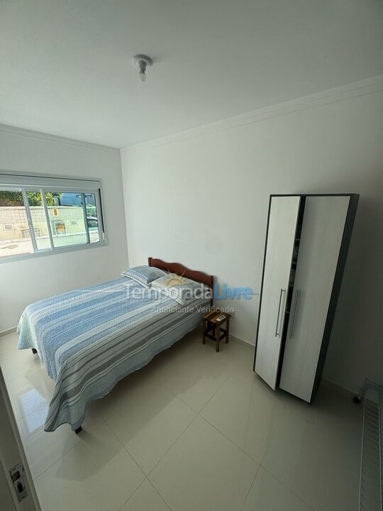 Apartamento para aluguel de temporada em Governador Celso Ramos (Praia de Palmas)