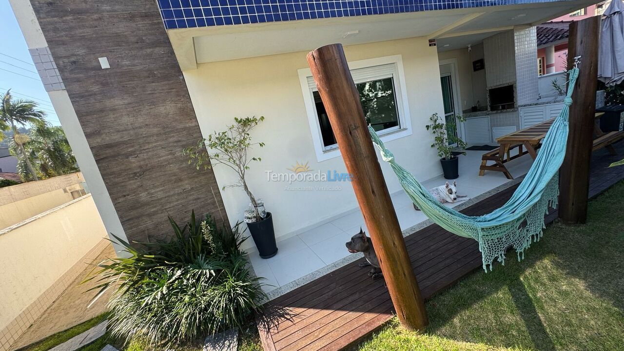 Apartamento para aluguel de temporada em Governador Celso Ramos (Praia de Palmas)