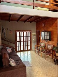 Sala ampla integrada com uma das cozinhas