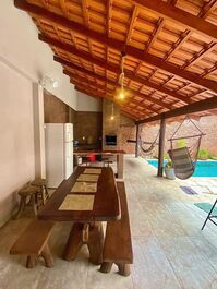 Área gourmet ao lado da piscina com rede, mesa de bilhar, 