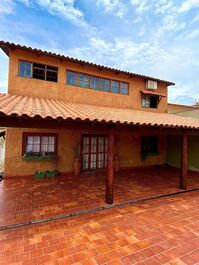 Garagem coberta para três carros