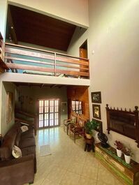 Mezanino na parte superior possui várias camas