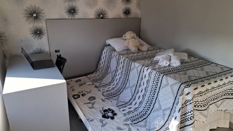 Quarto 1 com cama auxiliar 