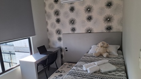 Quarto 1 mesa home office