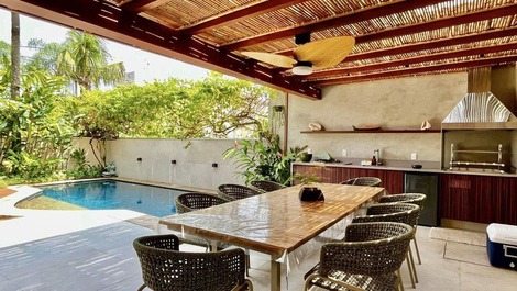 Casa en alquiler en Praia da Baleia, cerca de la playa.