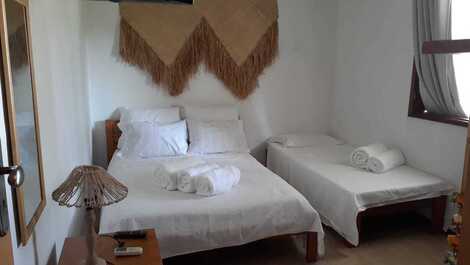 Quarto com 01 cama de casal e 01 cama de solteiro com tv smart e ar condicionado split