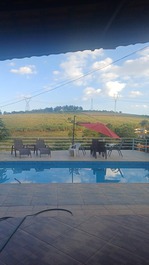 Chácara com piscina ao lado do pesqueiro.