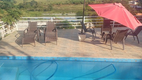 Chácara com piscina ao lado do pesqueiro.