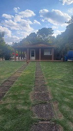 Chácara com piscina ao lado do pesqueiro.