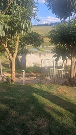 Chácara com piscina ao lado do pesqueiro.