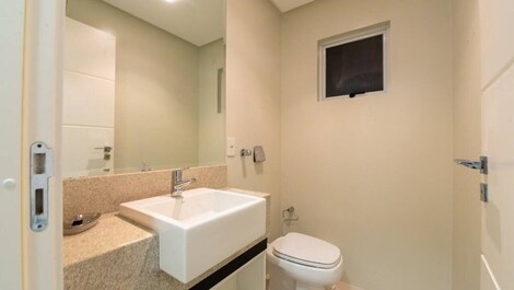 3-suite apartment facing the sea in the city center for 8 people