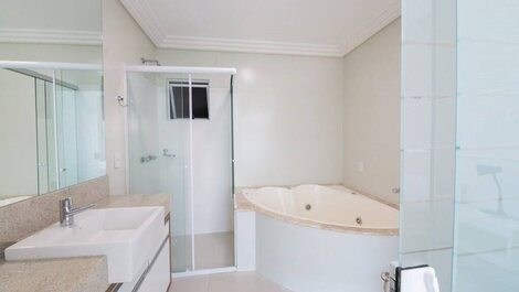 3-suite apartment facing the sea in the city center for 8 people