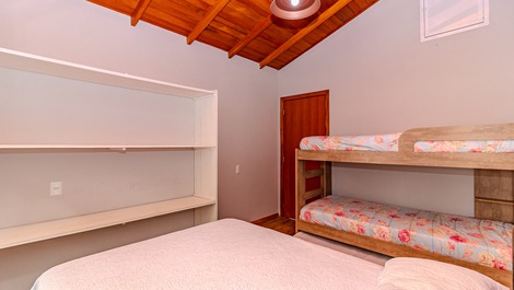 Quarto cama de casal com treliche