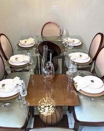 Sala de jantar com mesa e cadeiras para jantares especiais 