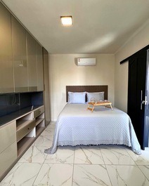 Quarto casal , com cama box, roupeiro planejado dimare, tv