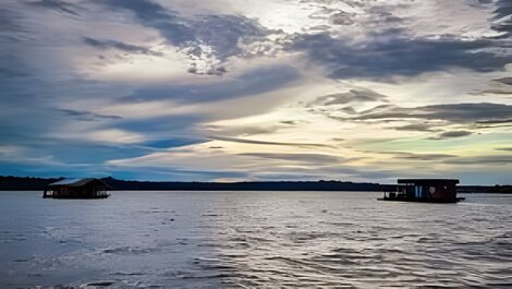 Floating House - Unique Experience