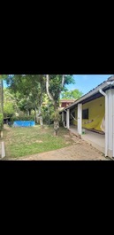 Casa de una sola planta súper aireada y arbolada.