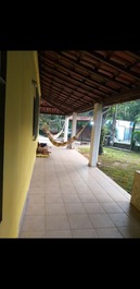 Casa de una sola planta súper aireada y arbolada.