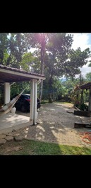 Casa de una sola planta súper aireada y arbolada.