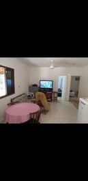 Casa de una sola planta súper aireada y arbolada.