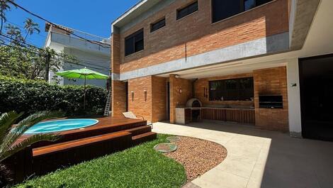 BEACH - SPACIOUS AND BRIGHT HOUSE, CONDO IN THE BEST SECTION OF BARRA DA TIJUCA