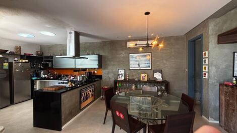 BEACH - SPACIOUS AND BRIGHT HOUSE, CONDO IN THE BEST SECTION OF BARRA DA TIJUCA