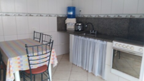 Casa espaçosa e arejada comporta 12 pessoas