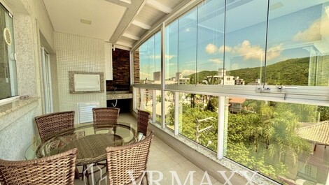 Sacada coberta com churrasqueira