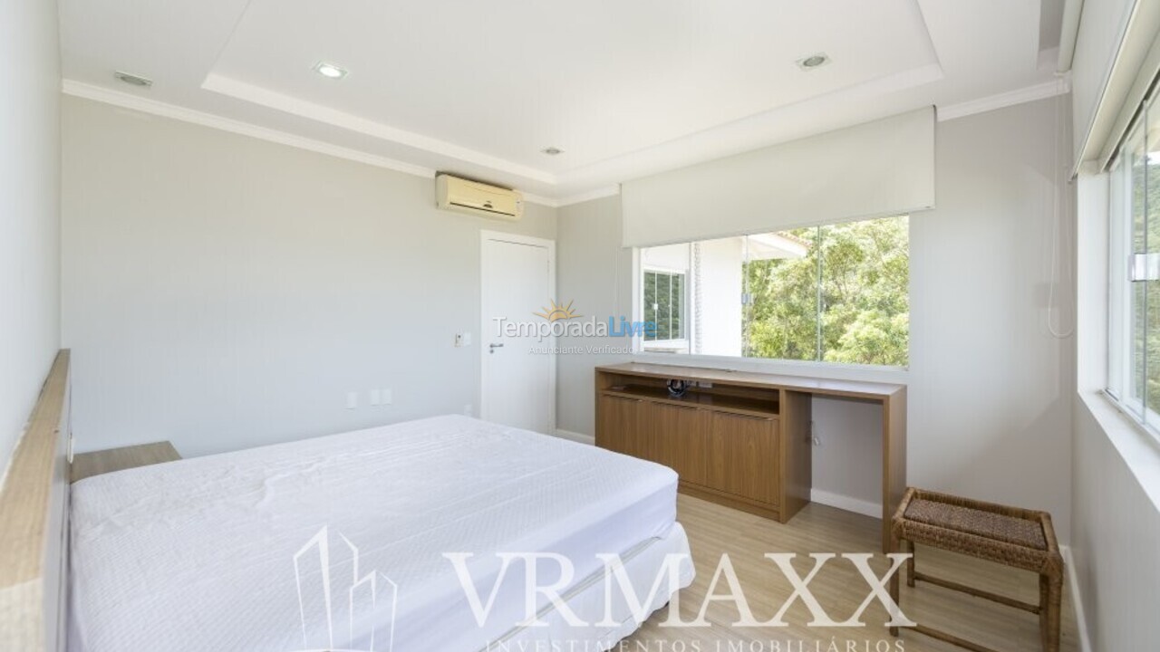 House for vacation rental in Bombinhas (Praia de Zimbros)